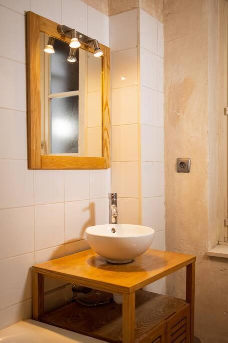 Le "Pied A Terre" - Appartement Plein Centre Avec Parking Prive Bourges Kültér fotó