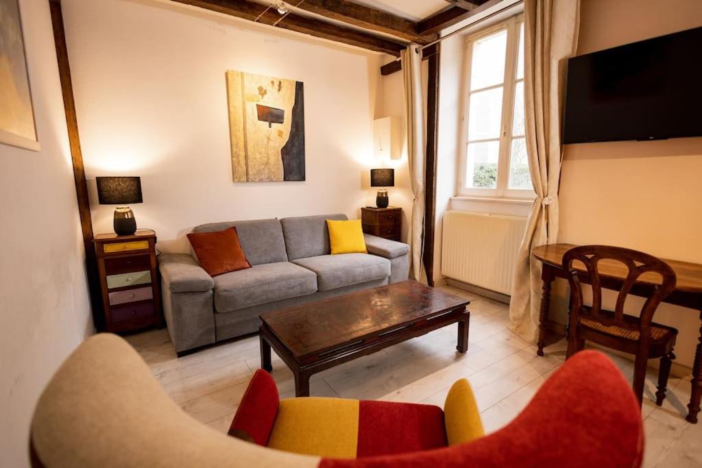 Le "Pied A Terre" - Appartement Plein Centre Avec Parking Prive Bourges Kültér fotó