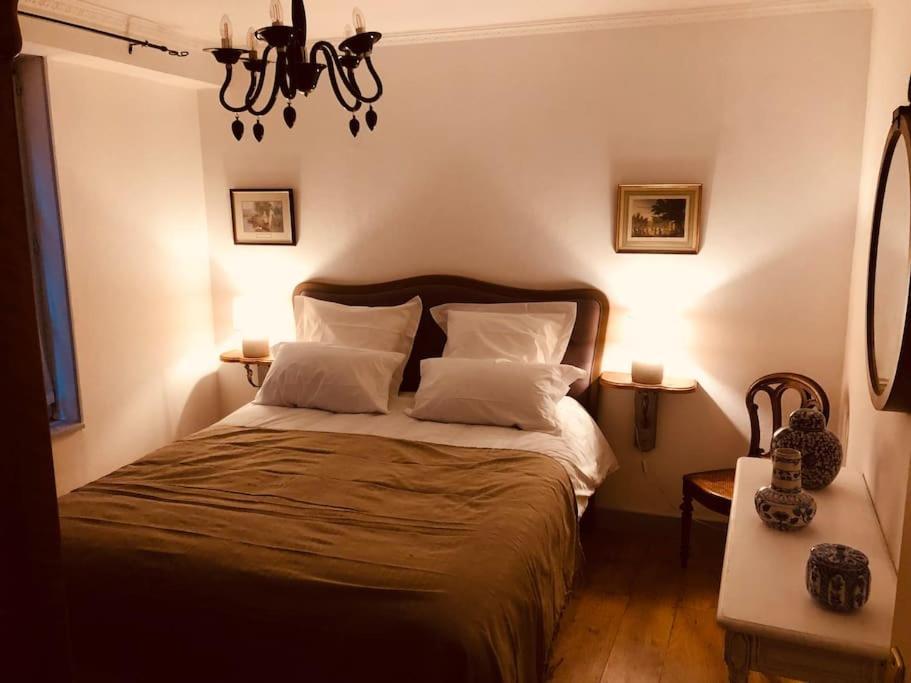 Le "Pied A Terre" - Appartement Plein Centre Avec Parking Prive Bourges Kültér fotó